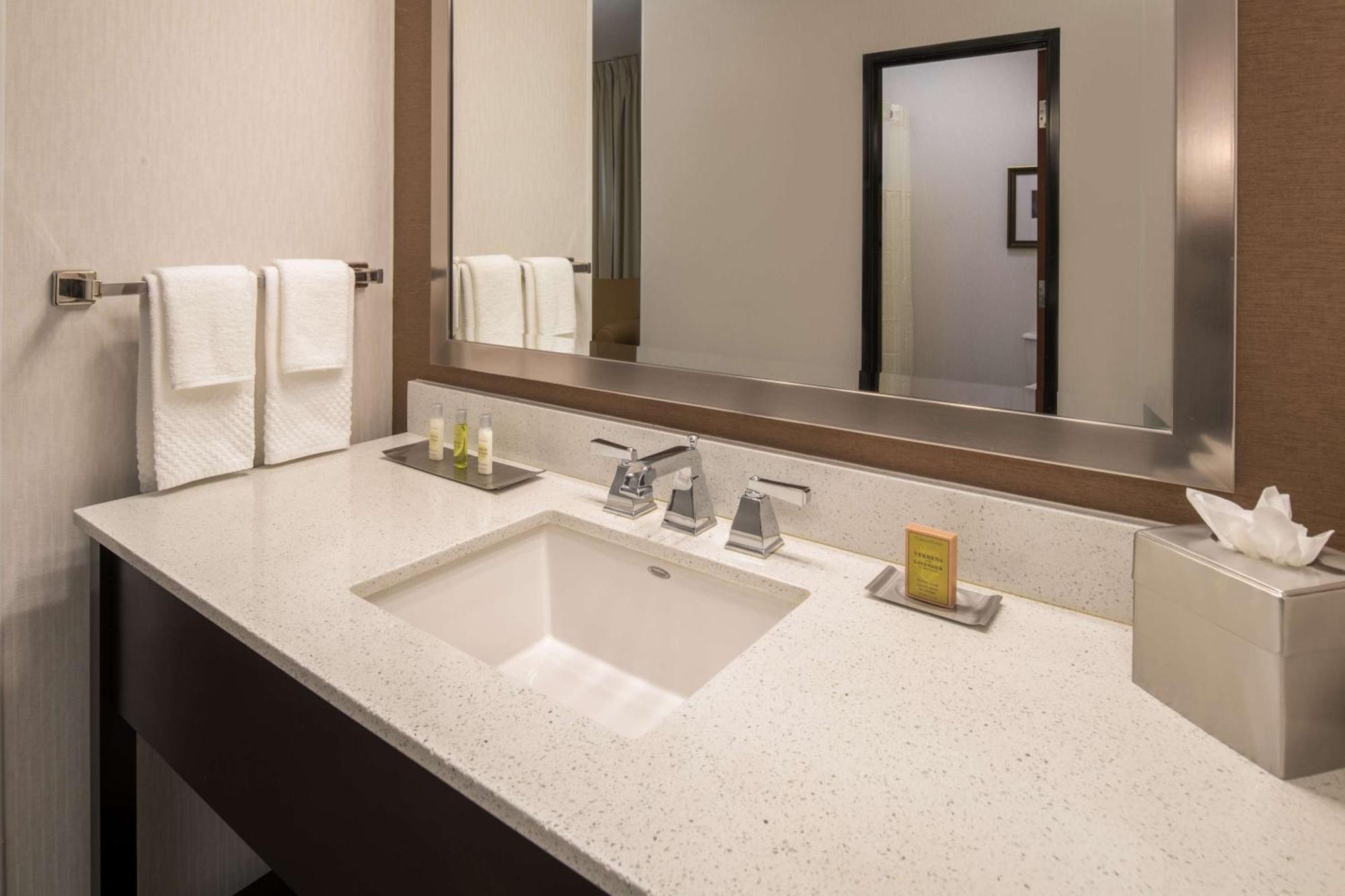 Doubletree By Hilton Vancouver Eksteriør billede